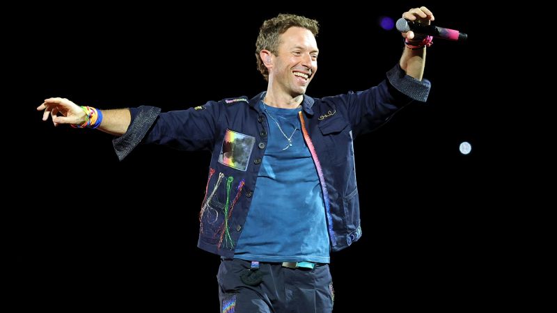 rgmcdermott's tweet card. Coldplay frontman Chris Martin made sure to give concertgoers plenty of notice that they may appear on their video screens during the “Jumbotron Song” at their show Saturday night.