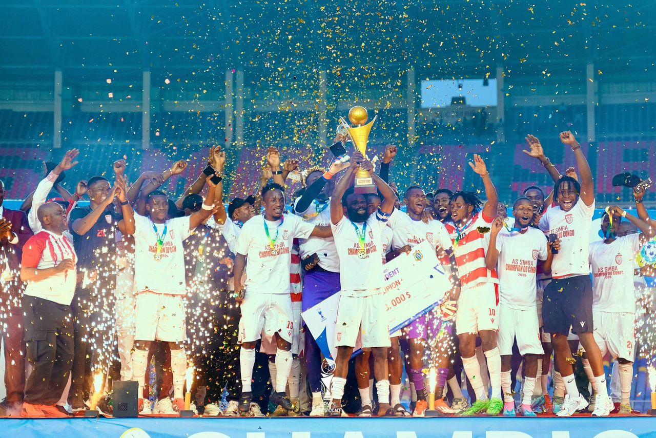 radiookapi's tweet card. L’AS Simba de Kolwezi participera officiellement à la prochaine édition de la Coupe de la Confédération. La Confédération africaine de football (CAF) a accordé au club congolais la licence