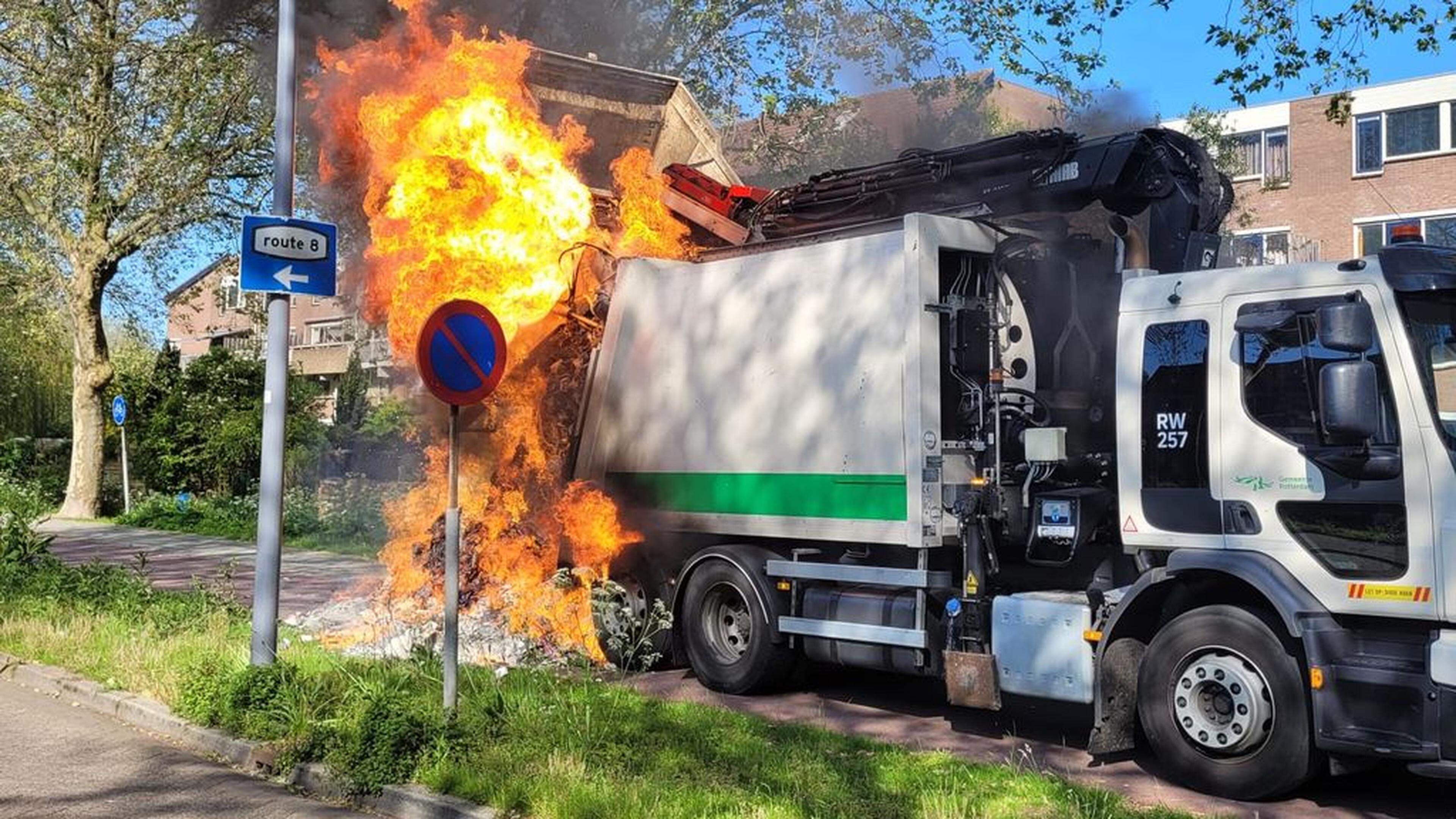 wiltingklaas's tweet card. Nederlanders gooien steeds meer elektronica weg in het huisafval, waardoor iedere week wel een paar keer een vuilniswagen in de fik vliegt of brand ontstaat bij een sorteerinstallatie of verwerking...