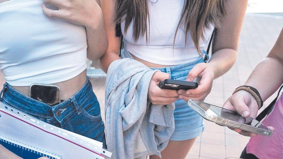 micofvlc's tweet card. Un estudio de la Universidad Internacional de La Rioja revela que se ha pasado de 173 casos en el año 2000 a casi 1.800 en 2021, y destaca que tres de cada cuatro pacientes fueron chicas, cada vez...