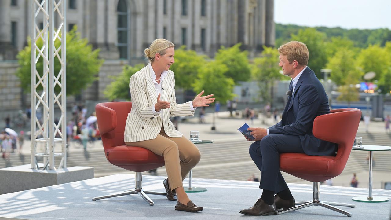 ARD_BaB's tweet card. Im ARD-Sommerinterview hat AfD-Chefin Weidel ihre Kritik an Kanzler Merz bekräftigt. Eine gesellschaftliche Polarisierung durch die AfD sieht sie nicht. Das Interview wurde von lautstarken Protesten...