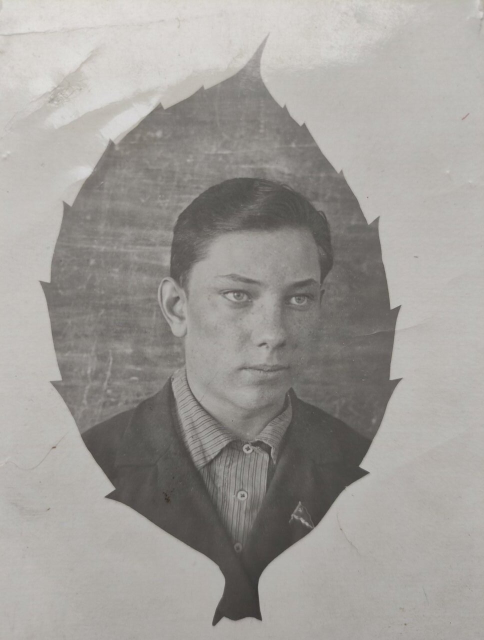 DrCarlHindy's tweet card. Overlooked diaries written by teenage boys in pre-war Soviet Russia reveal relatable perspectives on love, lust, boredom, pressure to succeed and trying to fit in; but also experience of famine,...