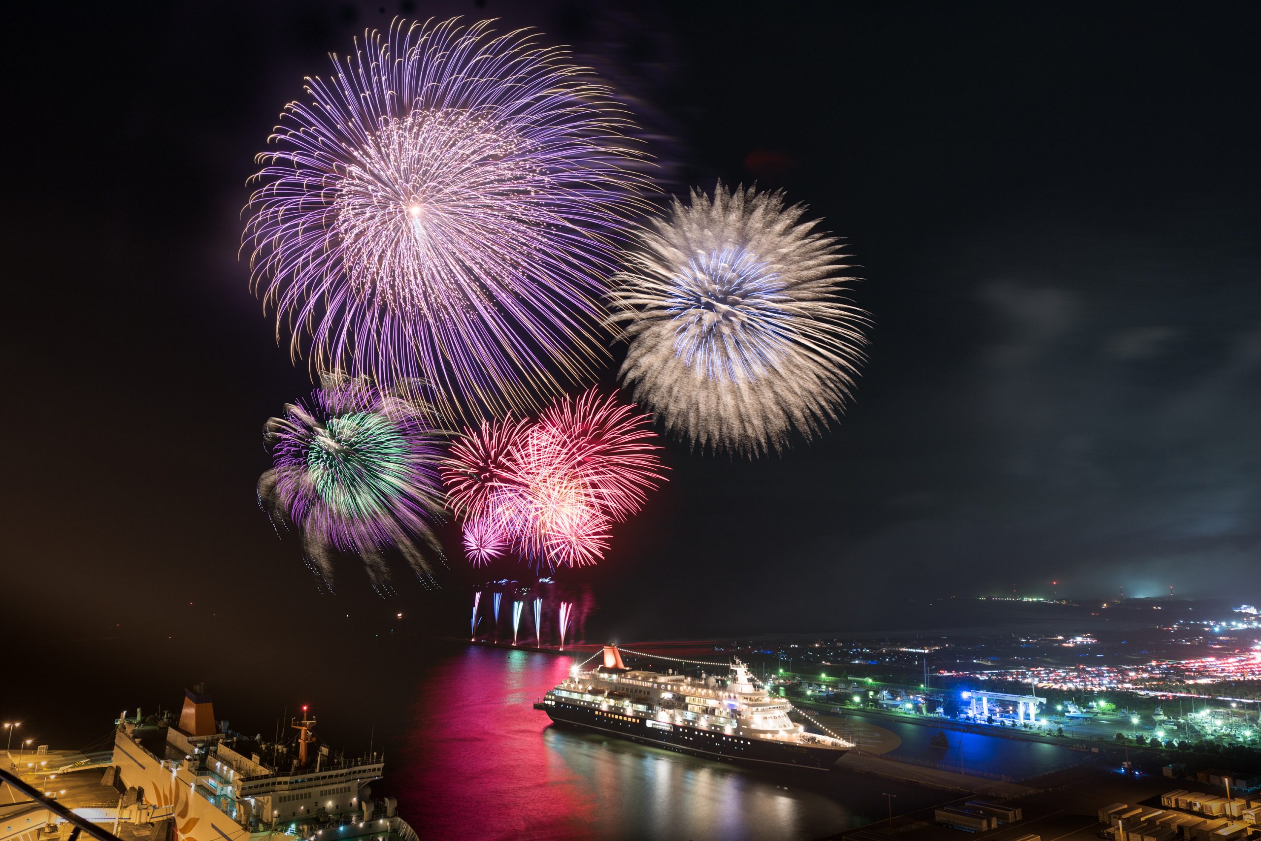 oarai_town's tweet card. 太平洋沿岸、茨城県の中央部に位置する大洗町(おおあらいまち)は、海洋自然に恵まれ、豊かな海産物を味わえるまち。夏の海水浴や潮干狩りをはじめ、1年中多彩なレジャーを楽しめるのも特徴です。岩礁に鳥居が立つ幻想的な人気フォトスポット「神磯(かみい...