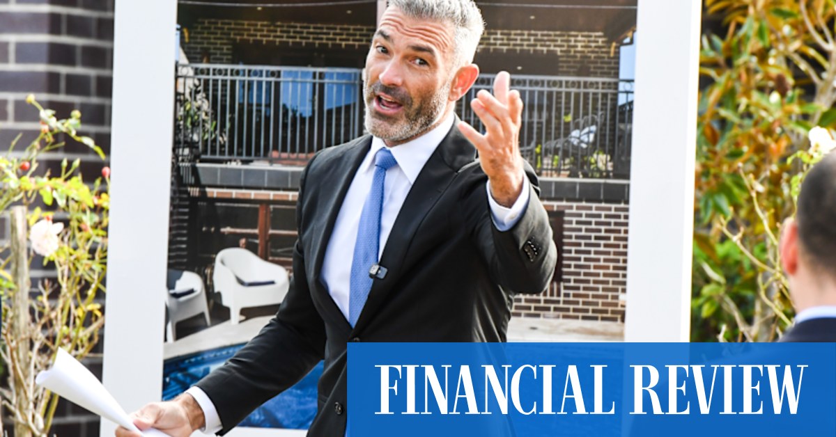 MizenRonald's tweet card. Three major lenders say only one in 10 customers are asking to pay less, a blow to retailers who have hoped the RBA’s moves would stimulate sluggish spending.