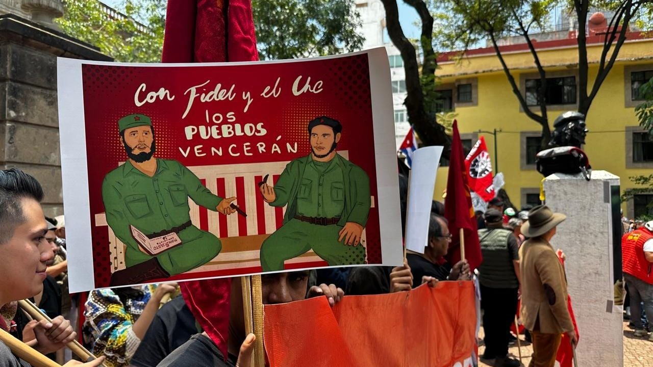 elmachete_mx's tweet card. Unas 300 personas se dieron cita para demandar una sanción para la alcaldesa Alessandra Rojo de la Vega por retirar la obra que recuerda el encuentro entre el líder cubano y Ernesto “Che” Guevara.