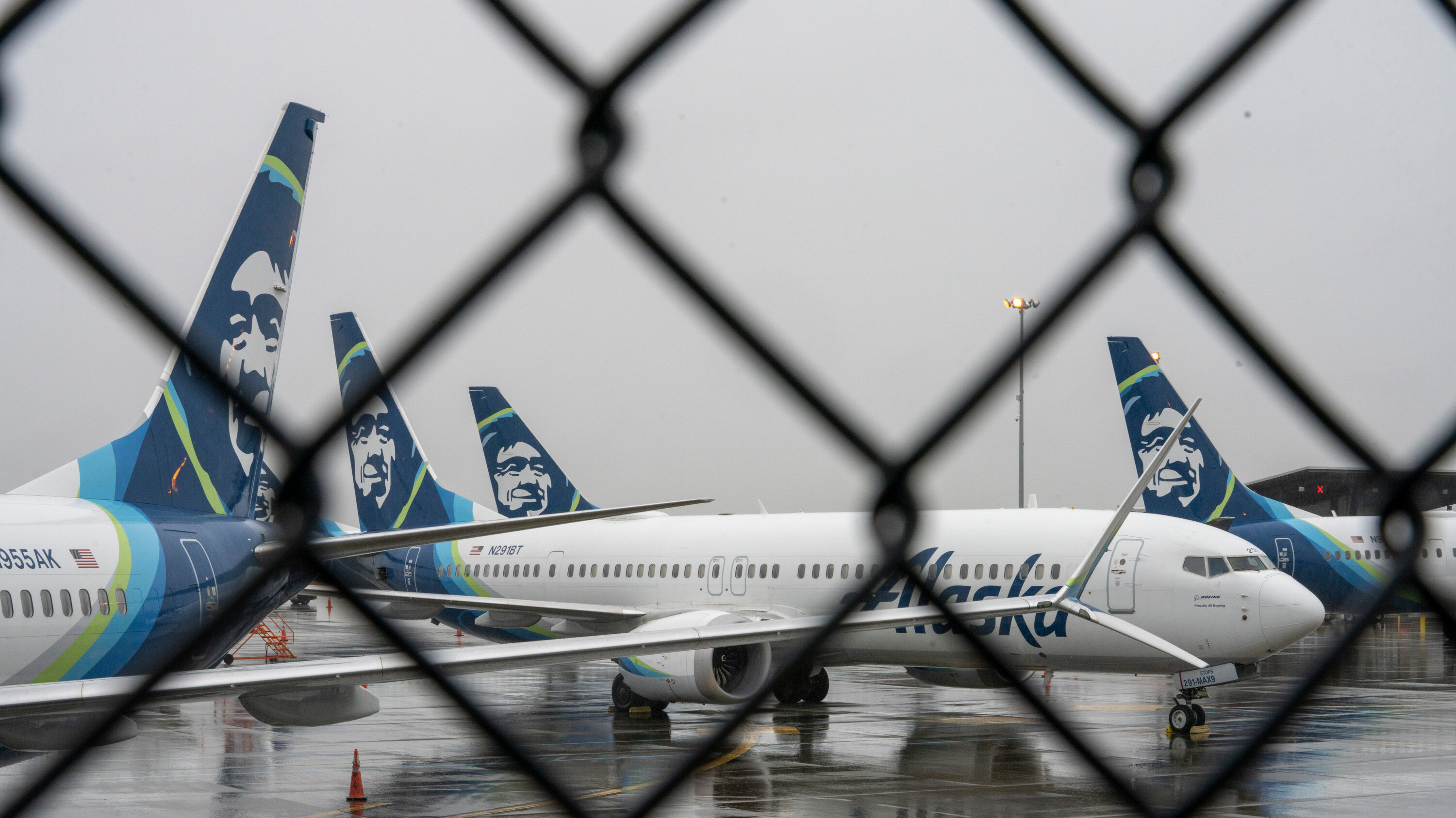 nytimes's tweet card. Alaska Airlines said the outage would lead to “residual impacts” to its operations overnight to its mainline fleet and the planes that fly under the Horizon Air brand.