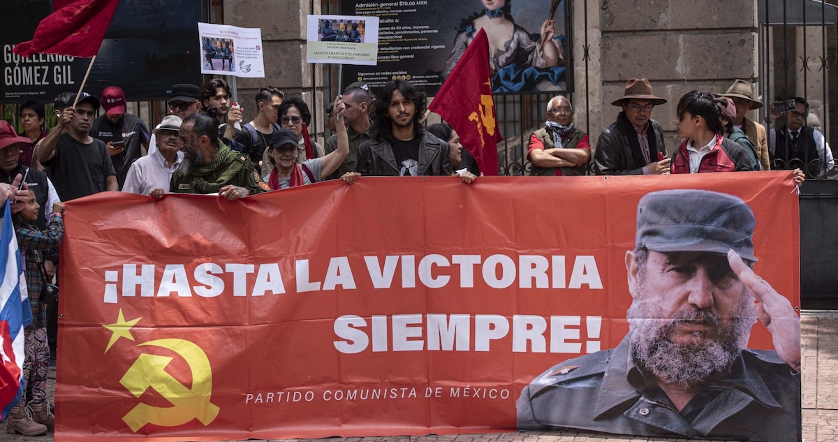 elmachete_mx's tweet card. Vecinos de la Tabacalera y simpatizantes de la Revolución Cubana se manifestaron para exigir que regresen las estatuas de Fidel Castro y Ernesto "Che" Guevara.