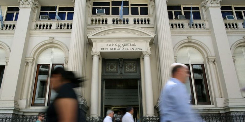 rcas1's tweet card. Tras casi un siglo de fracasos, por primera vez el Banco Central de la República Argentina se compromete a no emitir, permite la libre cotización del dólar y deja de fijar la tasa de interés de...