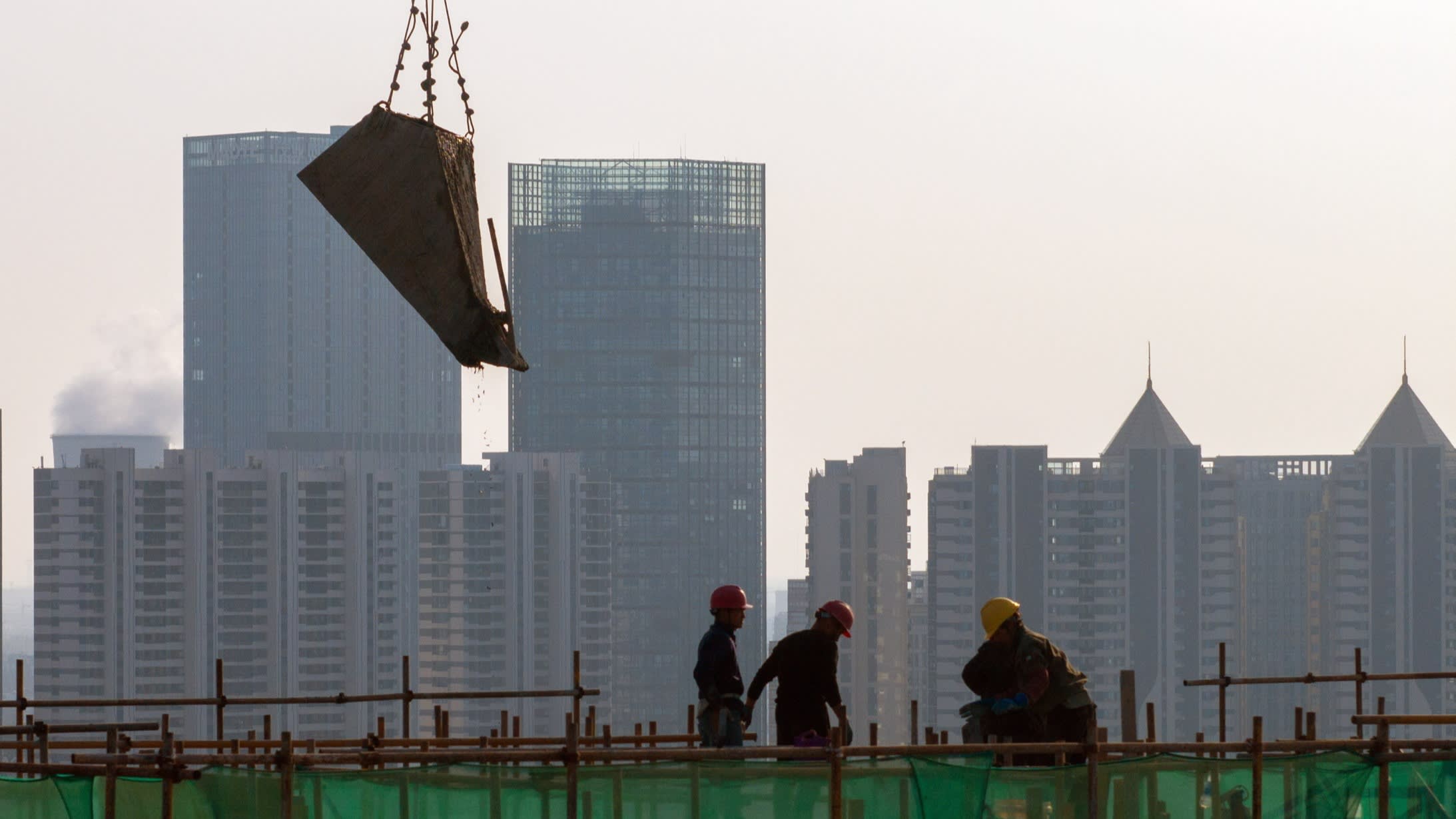 ftchina's tweet card. Transactions fall to lowest level since 2011 in smaller cities that rely on deals for revenue
