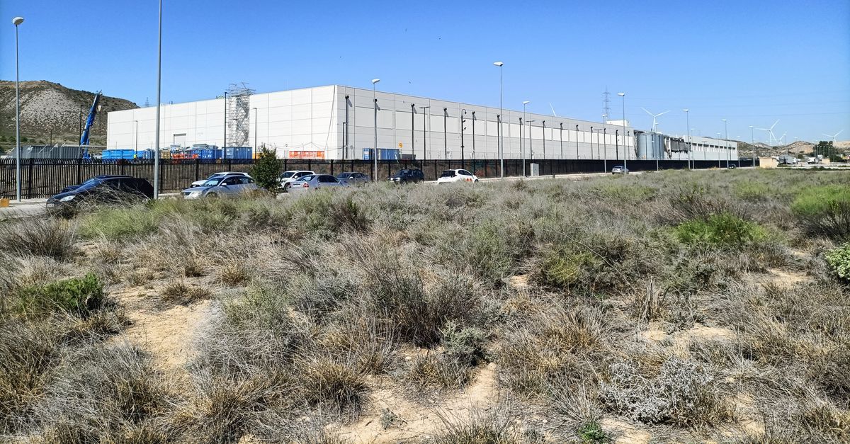 OostraDj's tweet card. Water: In de Spaanse regio verrijst het ene na het andere datacenter van techgiganten als Amazon en Microsoft. Milieuactivisten en boeren maken zich grote zorgen.