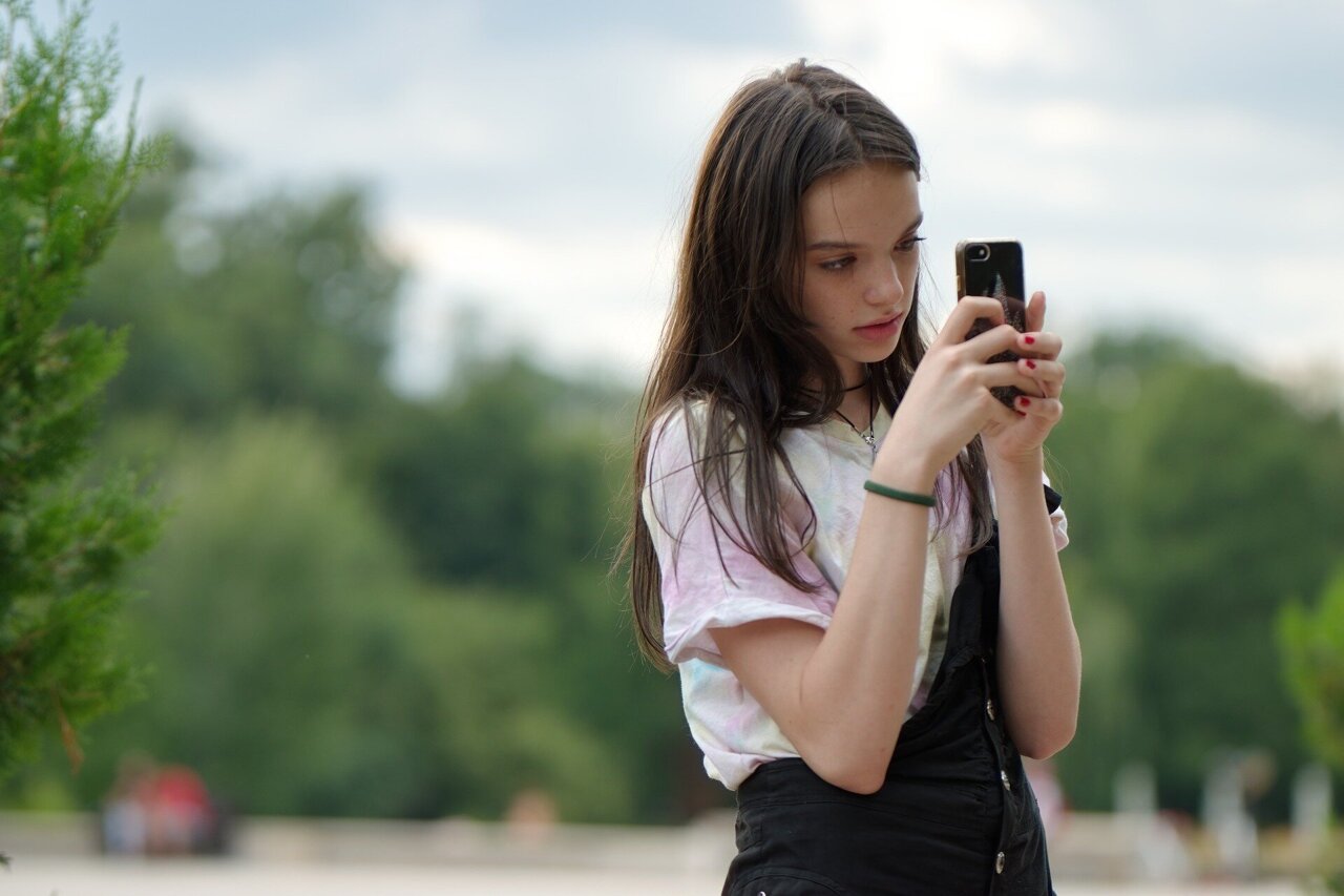 MASTERDOC25's tweet card. Owning a smartphone before age 13 is associated with poorer mental health and well-being in early adulthood, according to a global study of more than 100,000 young people.