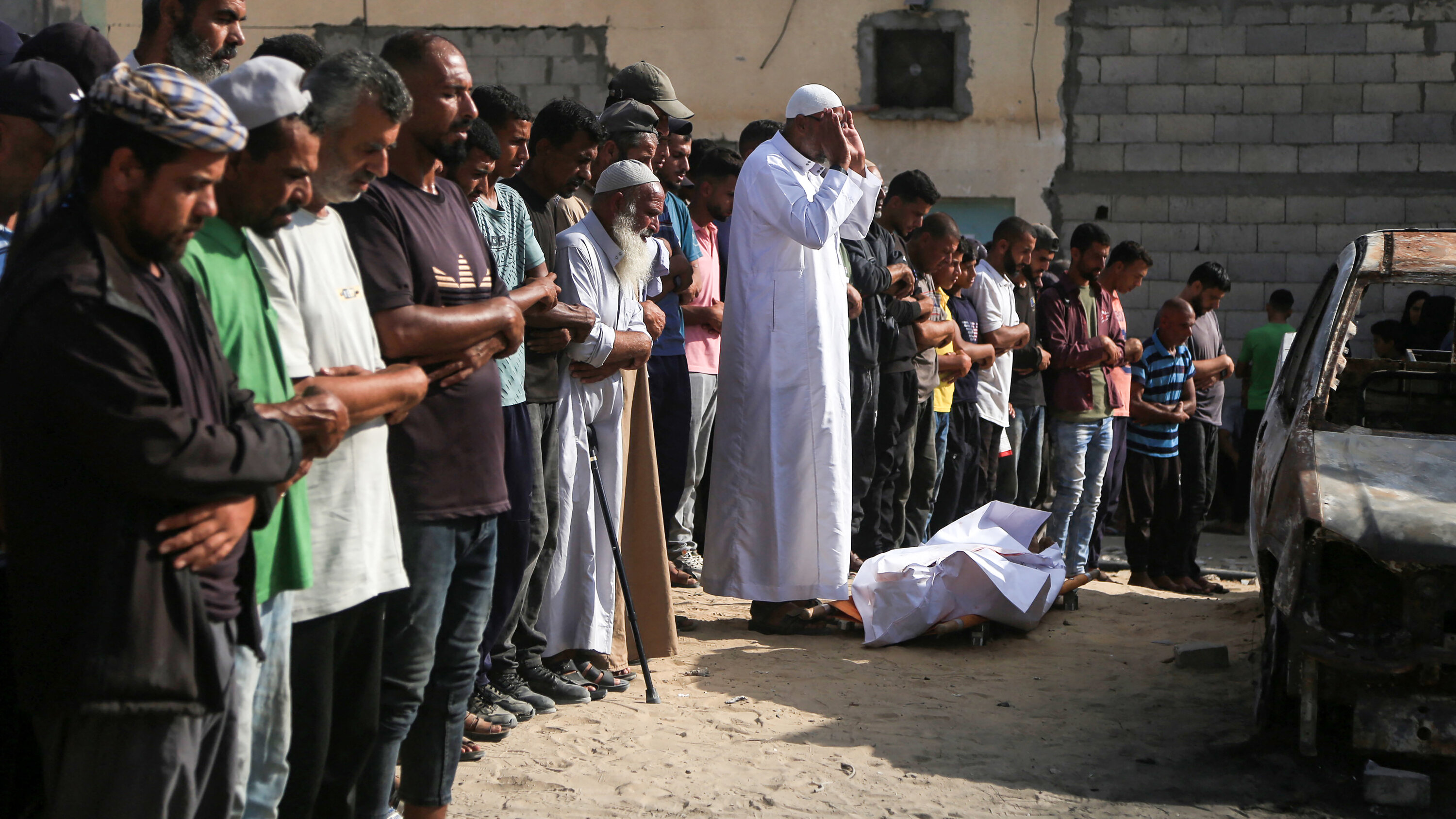 KenRoth's tweet card. At least 32 people were reported killed on Saturday, and more than 60 a day later, adding to the mounting death toll of Gazans who have lost their lives trying to get food.