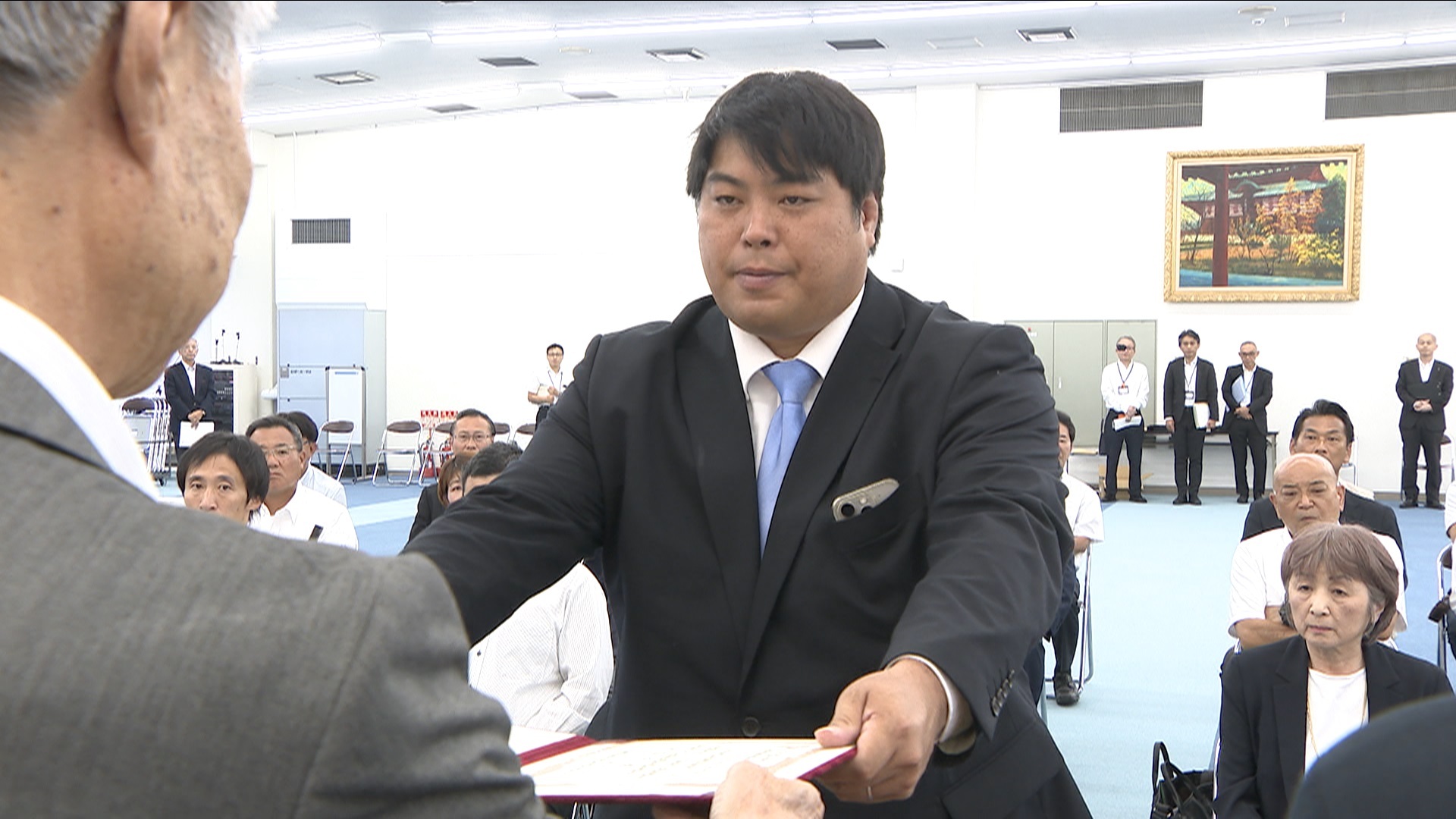 hezuruy's tweet card. 　任期満了に伴う奈良市議会議員選挙が２０日に投開票され、無所属で新人のへずまりゅう氏（３４）が初当選しました。 　２１日午後２時、奈良市役所では市議の当選証書付与式が開かれ、へずまりゅう氏は当選証