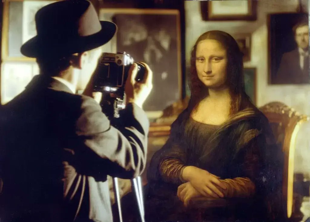 MrClicko's tweet card. Um die Bild­be­ar­bei­tungs-Funk­tion von Mid­jour­ney aus­zu­pro­bieren, schicke ich Mona Lisa zum Foto­gra­fen, Marylin Mon­roe in ein Kaff auf dem Land und eine kif­fen­de Katze ins