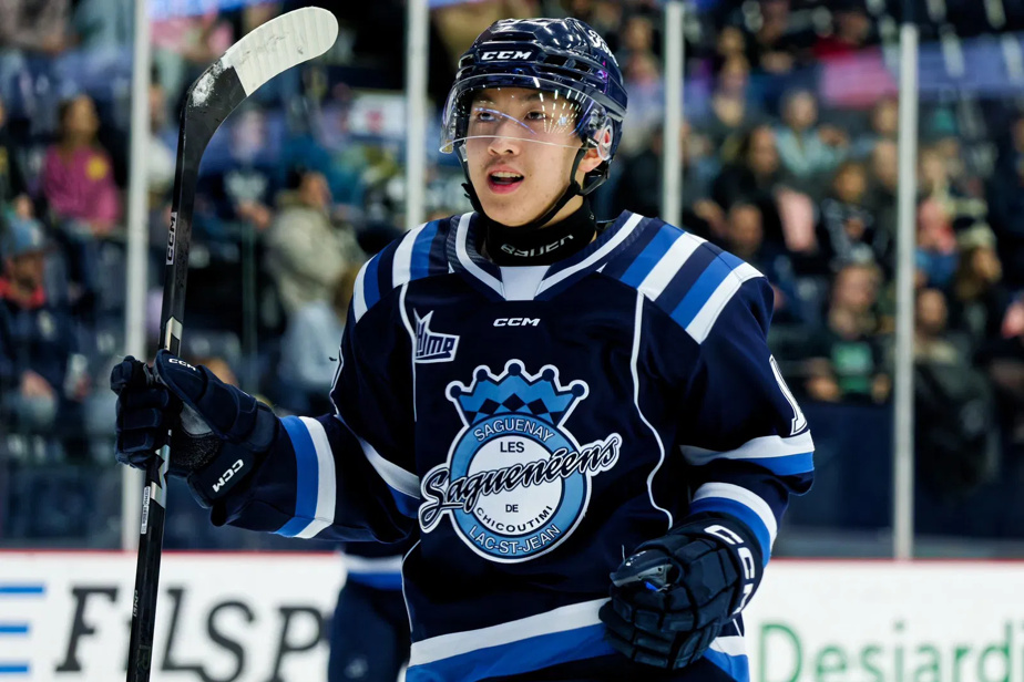 LHJMQ's tweet card. Il n’est pas rare que des joueurs de hockey professionnels ou en voie de le devenir aient excellé dès l’enfance. Ce n’est pas le cas d’Alex Huang, qui vient d’être repêché par les Predators de...