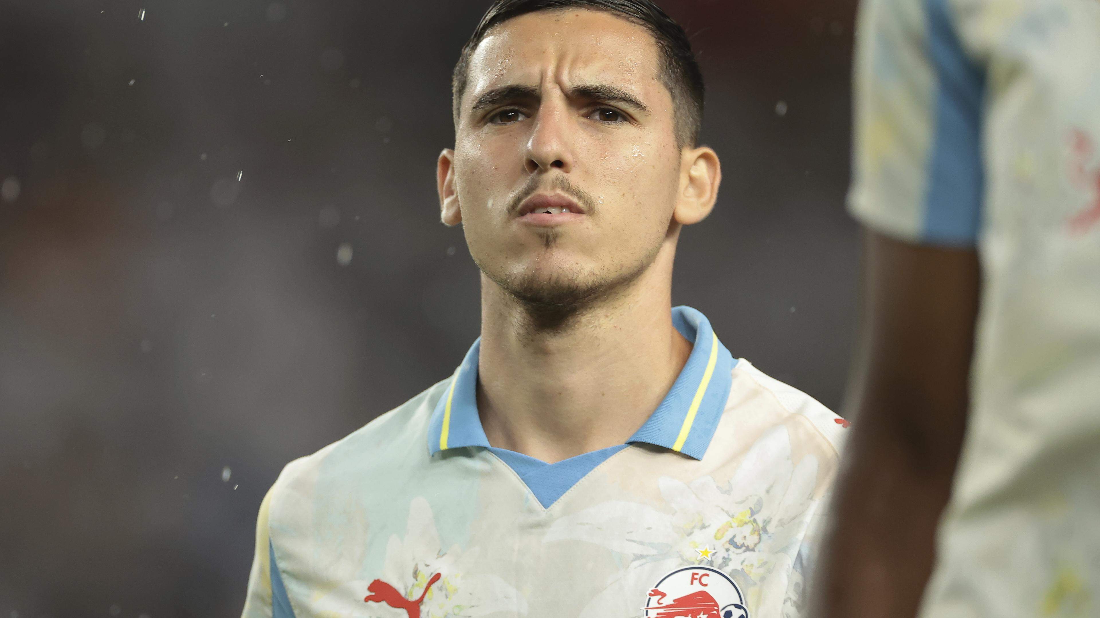 MikeVerweij's tweet card. Rafaela Pimenta laat weten dat er achter de schermen hard wordt gewerkt aan de transfer van Oscar Gloukh naar Ajax. ,,We willen de deal zo snel mogelijk afronden”, zegt de ervaren zaakwaarnemer, die...