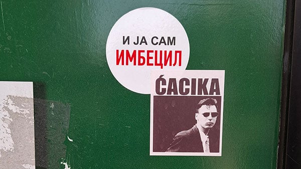 Pescanik's tweet card. Bivši predsednik republike ne daje priliku pesnicima, već o sebi poje sam. Skoro svakodnevno, mediji bliski prestolu prenose njegove autopoetske izlive, uokvirene u savremene medijske forme.