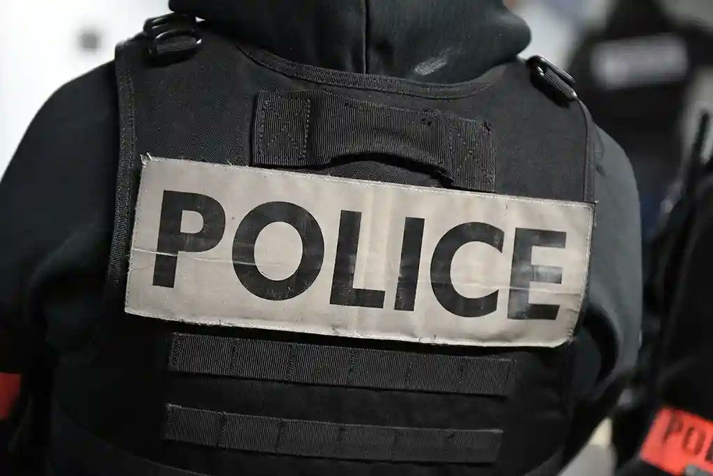 PatrioteEngager's tweet card. Un résident d’un foyer pour adultes en difficulté a poignardé le directeur de l’établissement mardi 22 juillet à Saint-Denis-lès-Bourg (Ain). L’agresseur a été neutralisé par balle par une policière...
