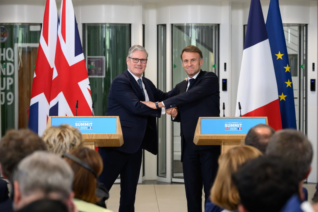 PolExt's tweet card. La reciente visita de Estado de Emmanuel Macron a Londres ha servido para escenificar un acercamiento pragmático y ambicioso en dos terrenos clave: inmigración y defensa.