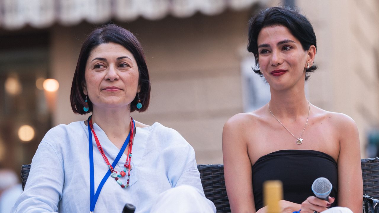 AlbachiaraRe's tweet card. Sadaf Baghbani e Parisa Nazari sono intervenute durante l'Andaras Travelling Film Festival in un talk tenuto da Amnesty International, raccontando l'attuale situazione in Iran. Entrambe fuggite dal...