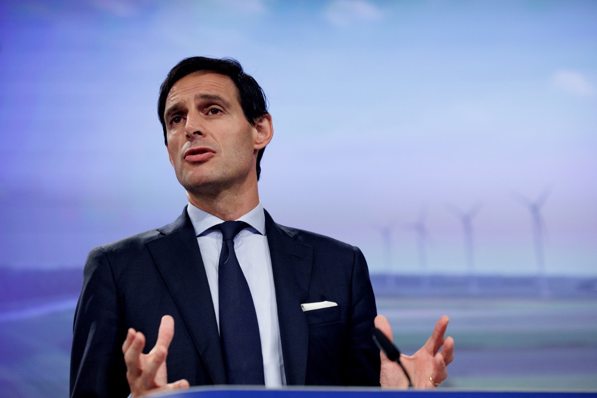 frans_nijhof's tweet card. EU-klimaatchef Wopke Hoekstra wil dat Europese pensioenfondsen gaan bijdragen aan de modernisering van het elektriciteitsnet. Vooral Nederlandse en Deense fondsen moeten over de brug komen. Eerder...