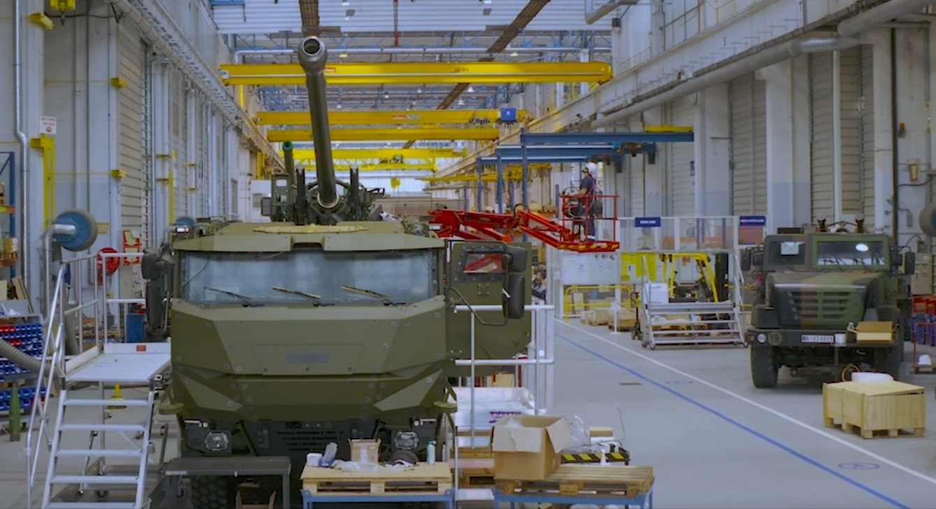 Defence_blog's tweet card. The Czech Ministry of Defense is warning French defense firm KNDS that it may halt payments for 62 Caesar 8x8 self-propelled howitzers after repeated failures to meet critical performance standards,...