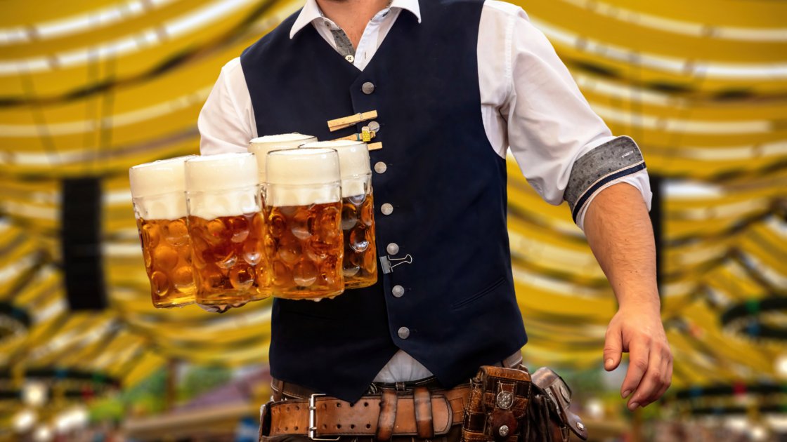 schuetz_marcel's tweet card. Nach einer fristlosen Kündigung in der Gastronomie verklagte ein Jurastudent seinen Arbeitgeber auf Zahlung von insgesamt 100.000 Euro – mit Erfolg.