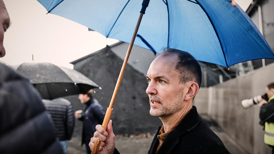 CBessermann's tweet card. Der mangler 5,3 milliarder til at finansiere den grønne trepartsaftale. Det viser en lækket økonomiskitse fra forhandlingsrummet.