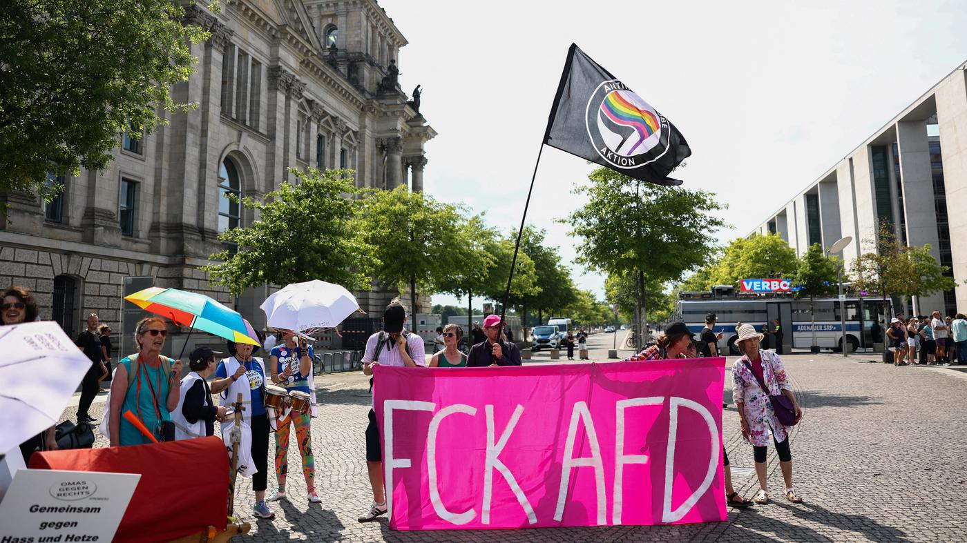 FHackenbruch's tweet card. Im ARD-Sommerinterview will Moderator Markus Preiß AfD-Chefin Alice Weidel mit kritischen Fragen konfrontieren. Doch die gehen im Schmähgesang von Demonstranten unter – eine kontraproduktive Aktion.