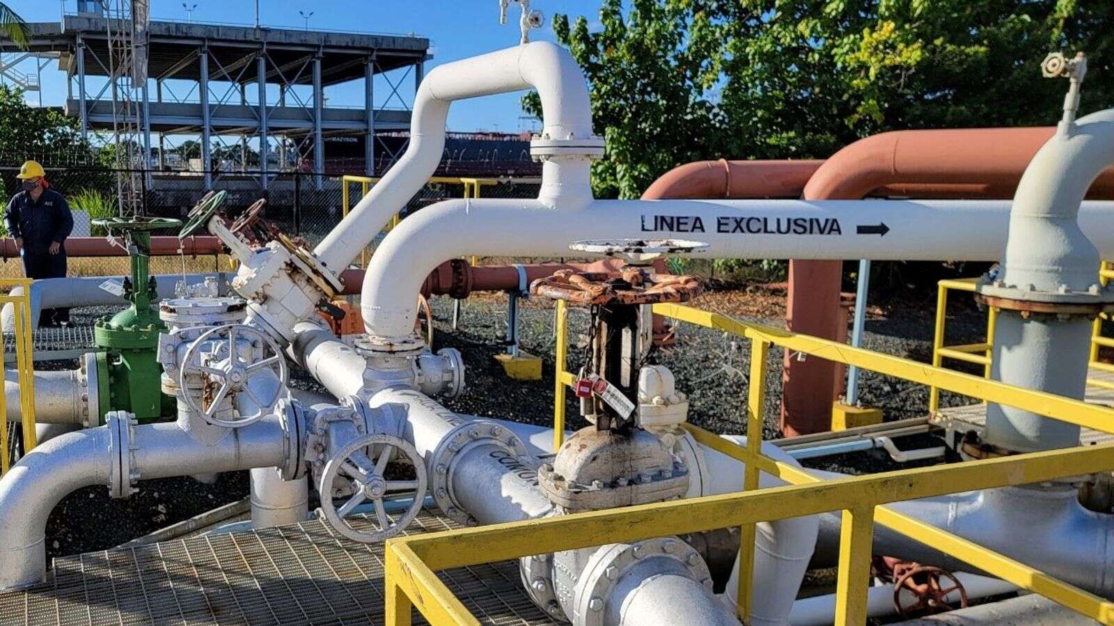 OscarJSerrano2's tweet card. Ya en 2021 la AEE ganó una orden judicial para tener acceso a una instalación de despacho de combustible que un privado quería mantener secuestrada, en circunstancias idénticas a las que rodean el...