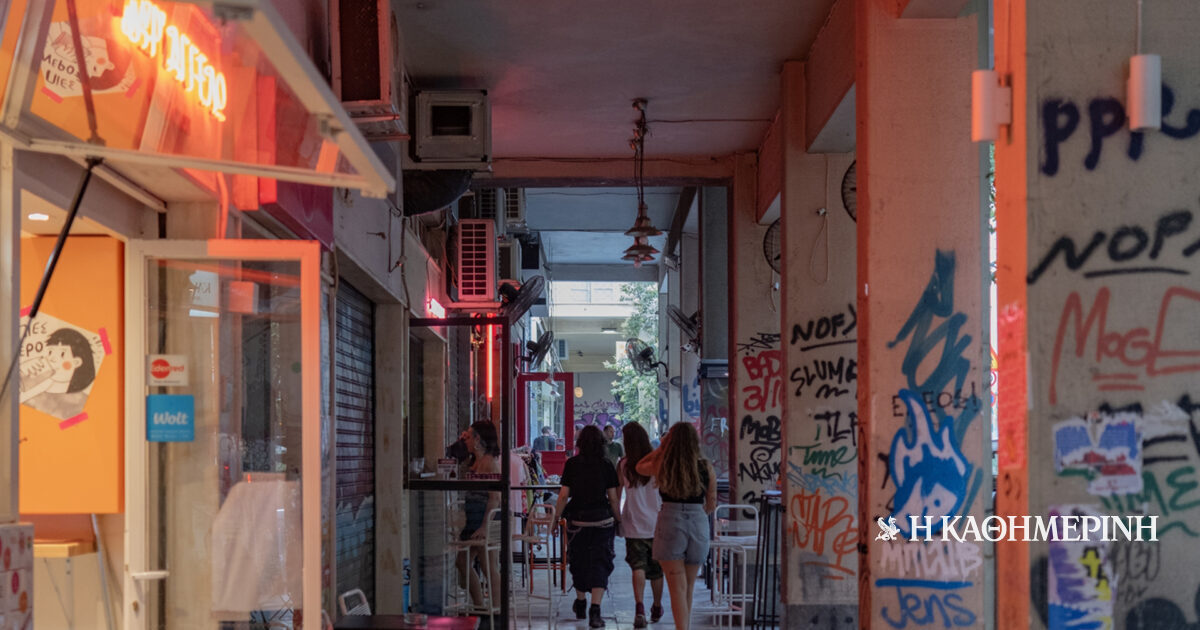 Ap_f07's tweet card. Το ρεύμα του Airbnb και της εστίασης έχει διαπεράσει το άλλοτε «άβατο» των Εξαρχείων. Ομως, η φροντίδα για τον δημόσιο χώρο εξακολουθεί να αγνοείται. Μια γειτονιά σε μετάβαση χωρίς σχέδιο.
