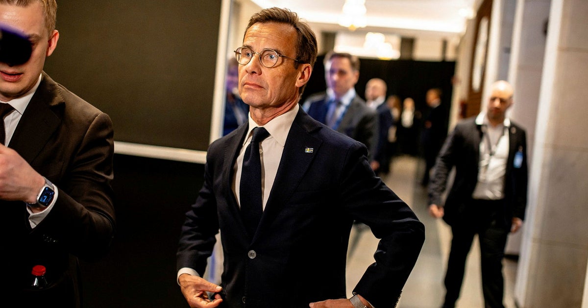 victorsmalm's tweet card. I ena ringhörnan står Socialdemokraterna. I andra Sverigedemokraterna. På läktaren hukar borgerligheten som inte förstår vilka värden som står på spel.