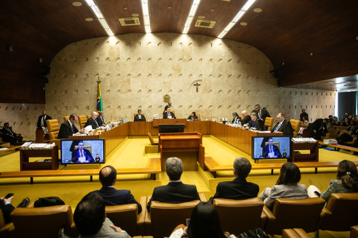 eduardoaffonso's tweet card. Juízes de capa preta terceirizam a robôs decisões delicadas sobre crimes de palavra
