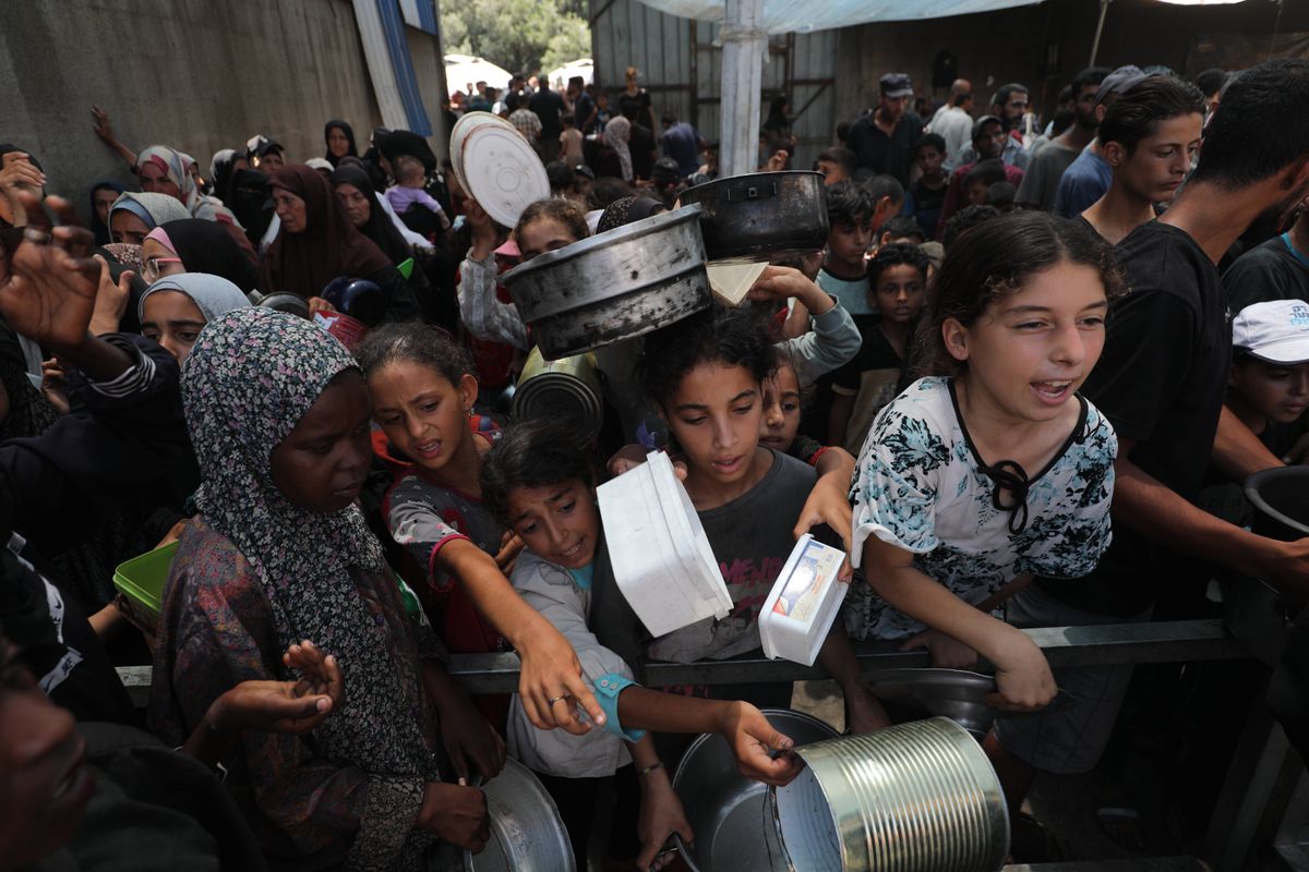 jacobinmag_de's tweet card. Um UN-Hilfsorganisationen zu umgehen, wurde die US-finanzierte Privatstiftung GHF gegründet. Sie soll humanitäre Güter in den Gazastreifen liefern. Doch immer wieder werden Menschen an den Ausgabes...