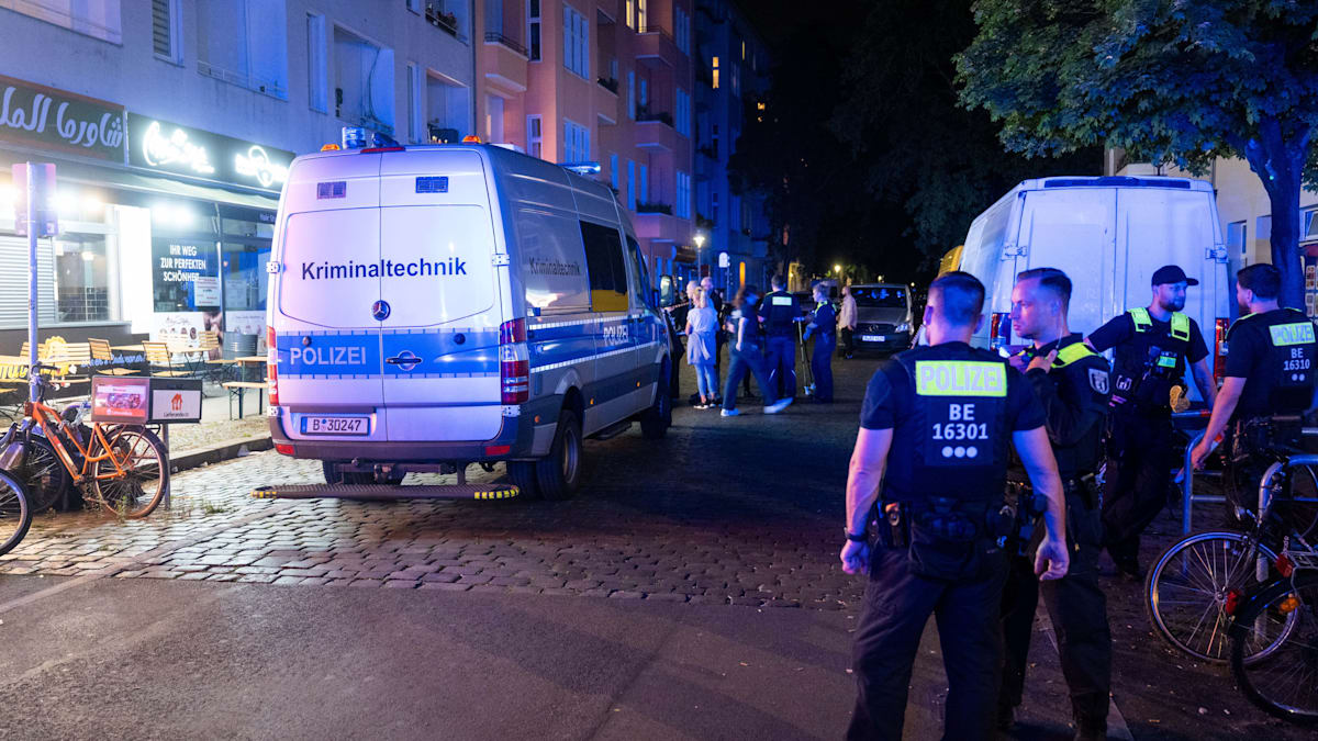 KdoMagazin's tweet card. Berlin hat ein Wochenende voller Gewalttaten und Bandenkriminalität hinter sich. An mehreren Orten fielen Schüsse, ein Mann wurde getötet. Vor allem eine Gruppe kämpft um mehr Einfluss in der...