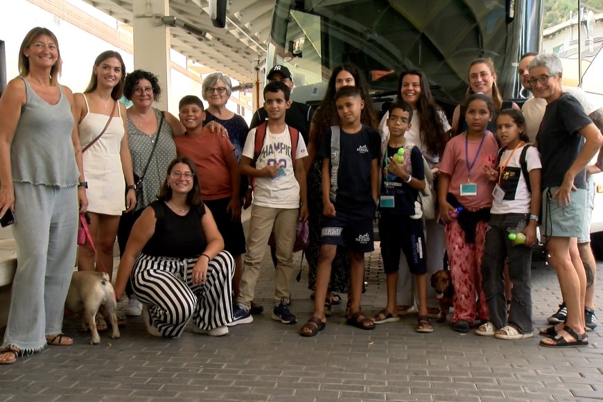 PirineusTV's tweet card. Les famílies d’acollida del programa ‘Vacances en Pau’ han rebut, a la Seu d’Urgell, els sis infants del Sàhara, que participen en la iniciativa.