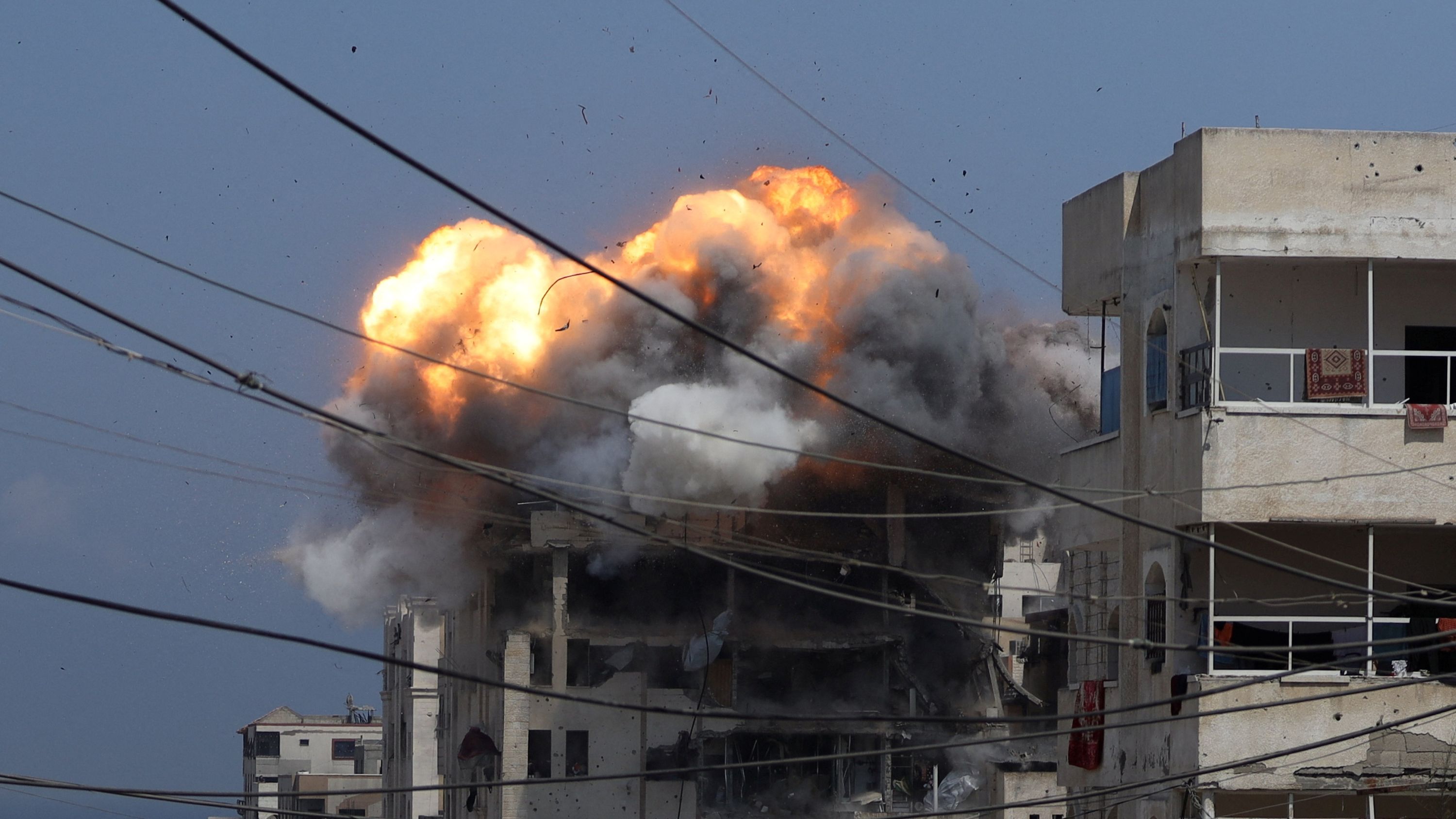 MiddleEastEye's tweet card. Widespread hunger reaches critical levels as Israel expands attacks to central Gaza