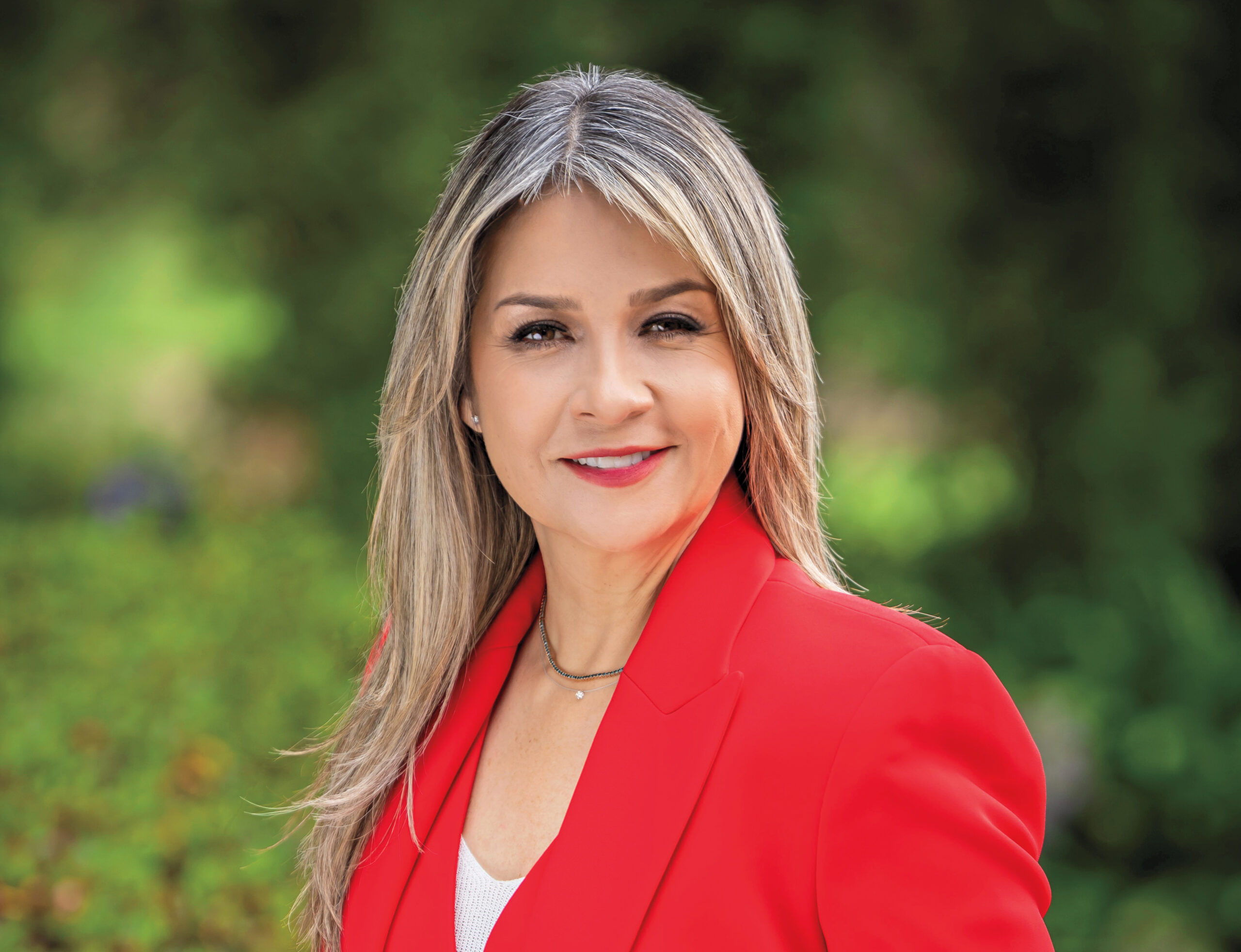 AmerQuarterly's tweet card. Vicky Dávila is a rising conservative candidate in the 2026 presidential race.