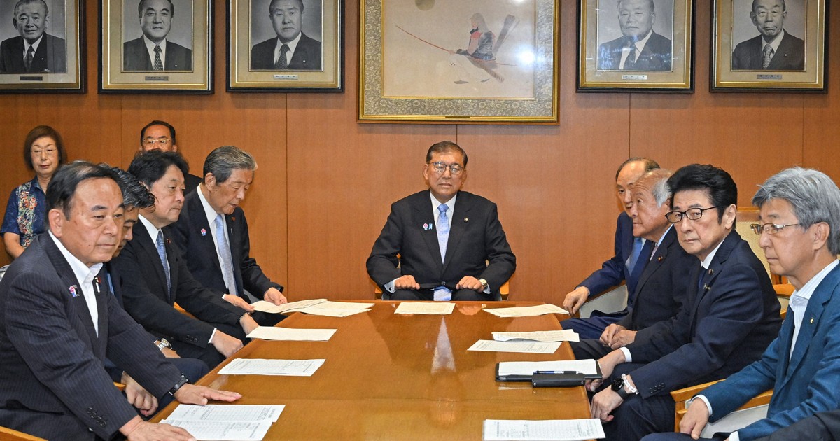 mainichiDCC's tweet card. 　第27回参院選の議席（全125議席）が確定し、自民、公明両党は参院全体の過半数を維持できる50議席を下回り、衆院に続いて参院でも少数与党に転落した。石破茂首相は投開票から一夜明けた21日に記者会見を開き、続投する方針を正式に表明した。首相の続投宣言には党内から異論がくすぶっており、今後の政権運営は