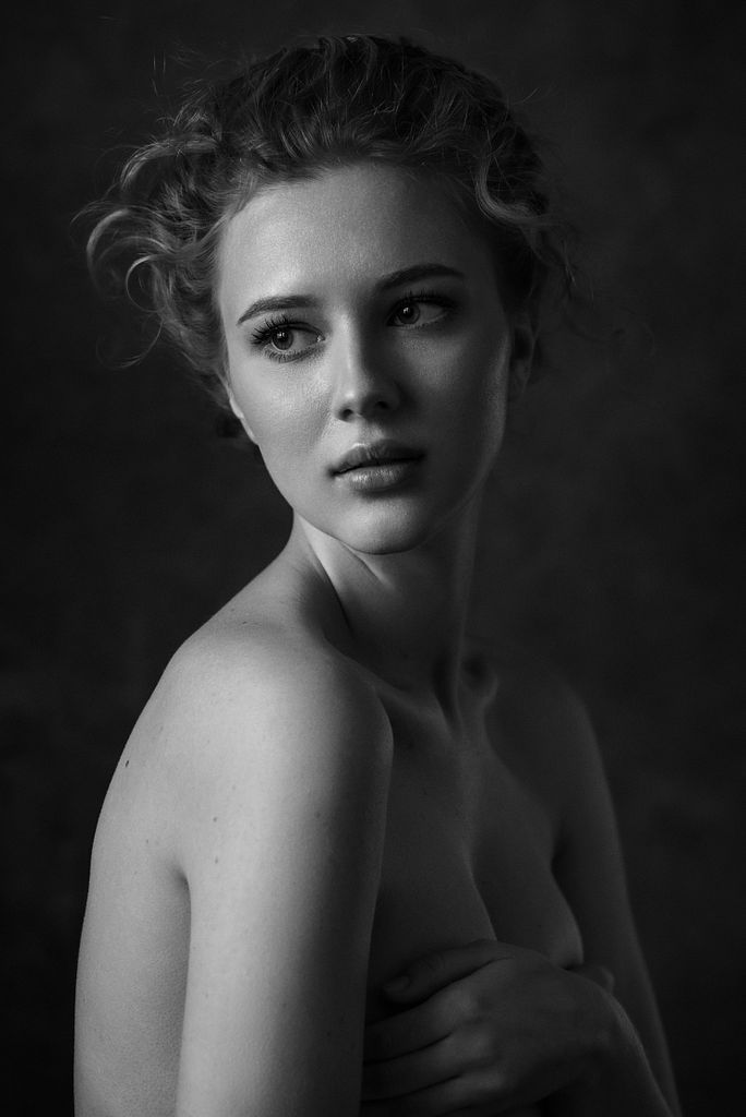 _Travelfox_'s tweet card. The girl in the photo is called Oksana. The portrait was taken in 2021. Camera NIKON 610, 85mm nikkor 1.8 AF-S