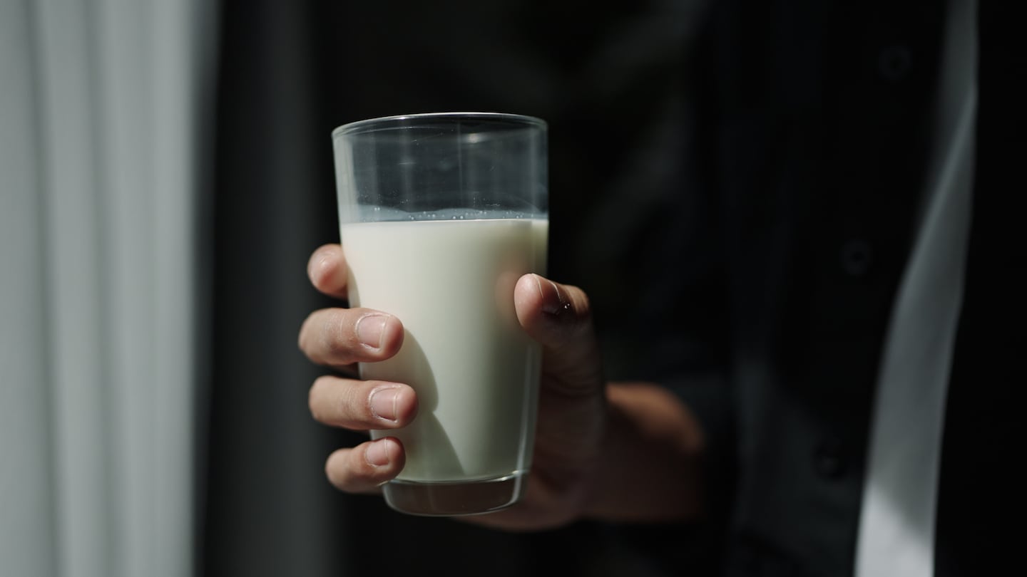 CaulfieldTim's tweet card. Are raw milk, seed oils, uncured deli meat and more good for you?