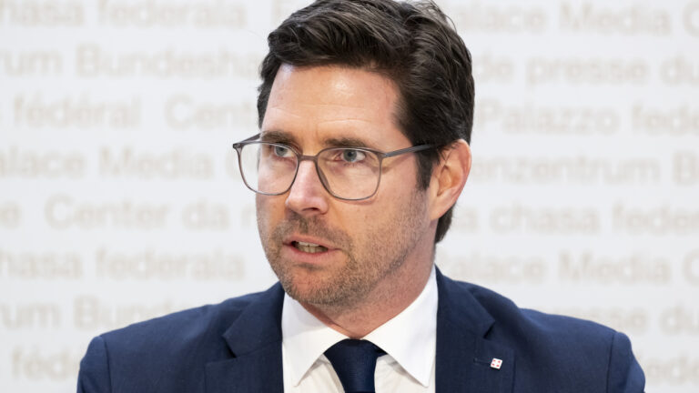 david_biner's tweet card. Schon lange glüht das Problem in grenznahen Badeanstalten, diesen Sommer explodiert es: Meist junge Männer aus Frankreich mit nordafrikanischem Hintergrund pöbeln, belästigen, grabschen in Schweizer...