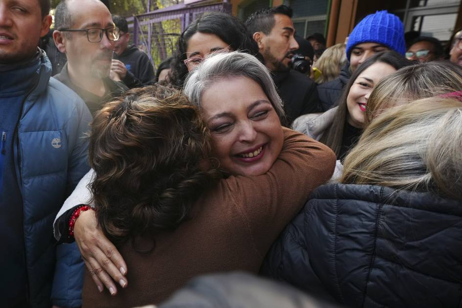 to_leighton's tweet card. La ministra de Trabajo, Jeannette Jara, arrasó inesperadamente en las primarias del progresismo rumbo a las elecciones presidenciales de noviembre próximo. Figura de un sector del Partido Comunista...