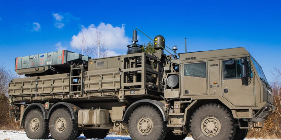 RadioPrague's tweet card. The new SPYDER air defense system promises longer range, missiles targeting multiple objectives, and a technological leap for the Czech army. 