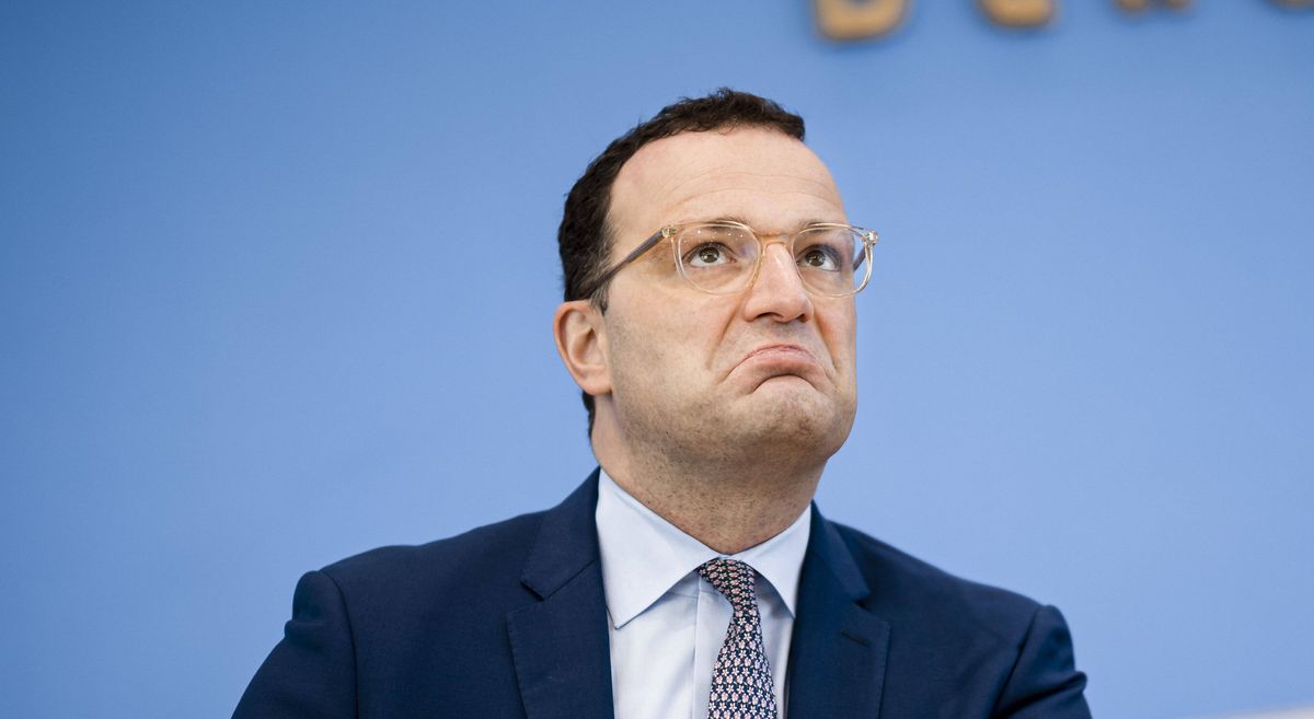jacobinmag_de's tweet card. Jens Spahn sollte eigentlich längst keinen Job mehr haben. Aber dass fragwürdige Politiker nach Skandalen wieder in die höchsten Ränge der CDU aufsteigen, hat in der Partei Tradition.