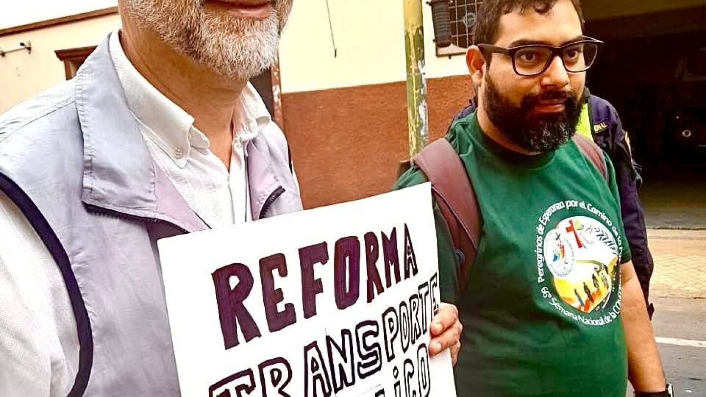 AM_1080's tweet card. El sacerdote jesuita Alberto Luna denunció que fue interceptado por agentes policiales durante una peregrinación religiosa organizada por la Conferencia de Religiosos y Religiosas del Paraguay...
