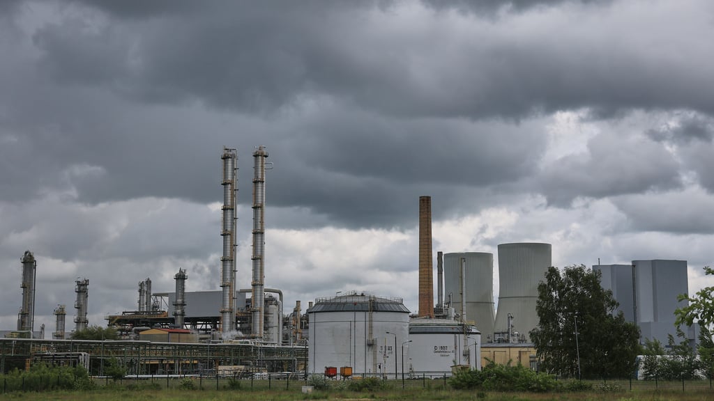 steffen_hoehne's tweet card. Der US-Konzern Dow schließt aus Kostengründen zwei Chemieanlagen in Mitteldeutschland. Das hat auch Auswirkungen auf andere Unternehmen am Standort.