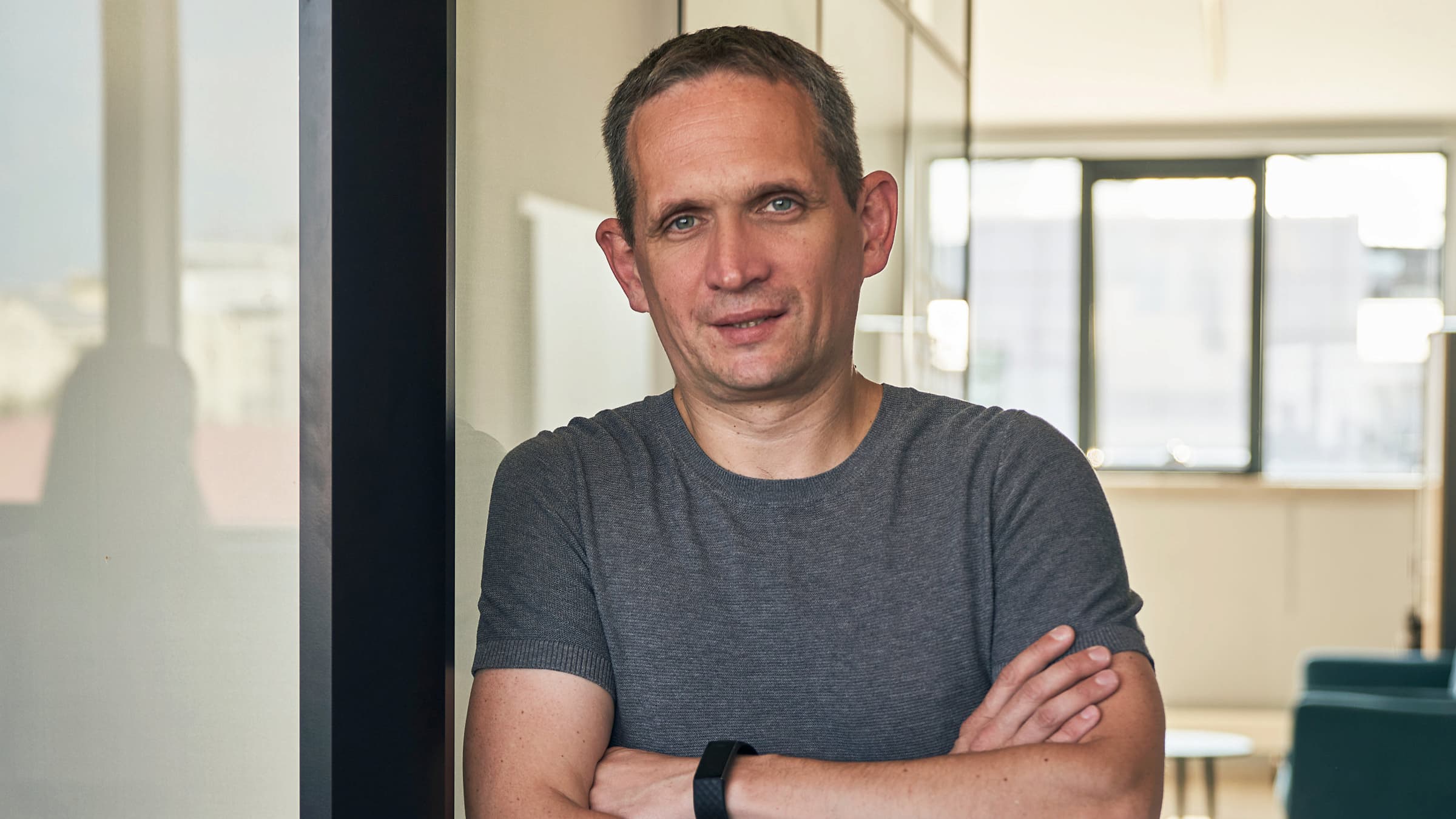 hacking_aging's tweet card. Chugai partners with Gero in aging-related disease deal; follows Pfizer collab. CEO Peter Fedichev says pharma interest growing in longevity space.