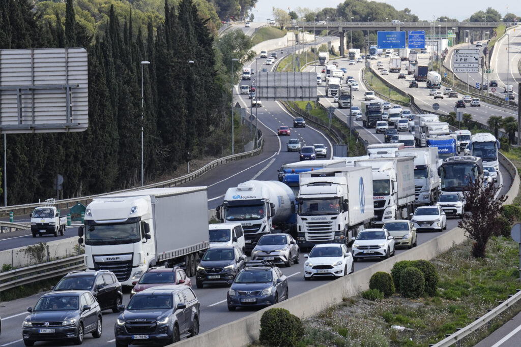 VilaWeb's tweet card. Matí complicat a la AP7. L’operació sortida ha causat cues que acumulen més de setze quilòmetres de retencions.  Un accident a Sant Cugat del Vallès entre diversos turismes ha causat retencions des...