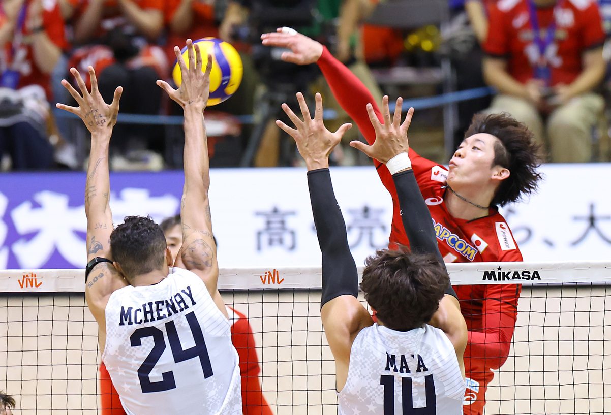 SportsLookJP's tweet card. Reporting on the FIVB Men's Volleyball Nations League and the FIBA Women's Asia Cup final plus updates on international badminton and swimming competitions.